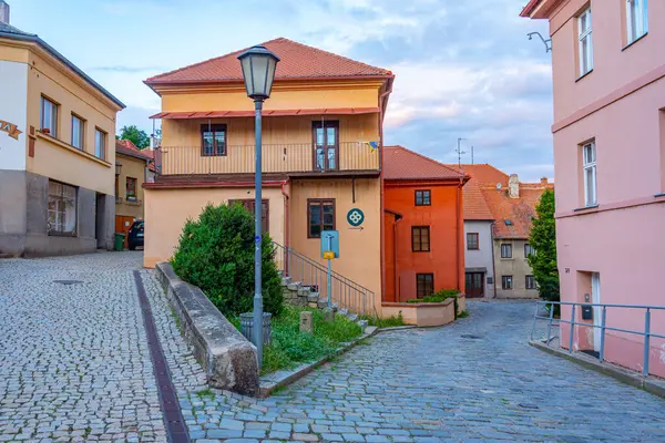 Çek Cumhuriyeti 'nin Trebic kentindeki Yahudi mahallesindeki Renkli bir caddenin gece görüşü.