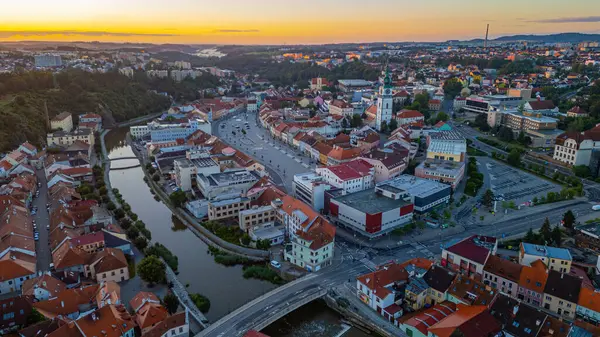 Çek Cumhuriyeti 'nin Trebic kentindeki Karlovo namesti meydanının panorama manzarası.