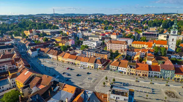 Çek Cumhuriyeti 'nin Trebic kentinde, Karlovo namesti meydanının panorama manzarası.