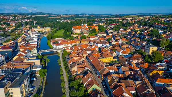 Saint Prokop Bazilikası 'nın Panorama' sı ve Çek Cumhuriyeti 'nin Trebic kentindeki Yahudi mahallesi.