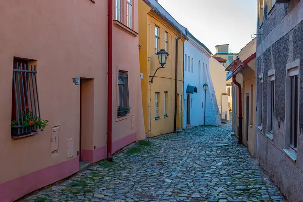 Çek Cumhuriyeti 'nin Trebic kentindeki renkli bir sokakta güneşli bir gün.