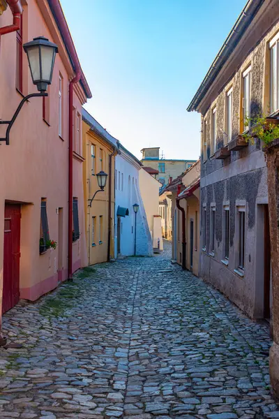Çek Cumhuriyeti 'nin Trebic kentindeki renkli bir sokakta güneşli bir gün.