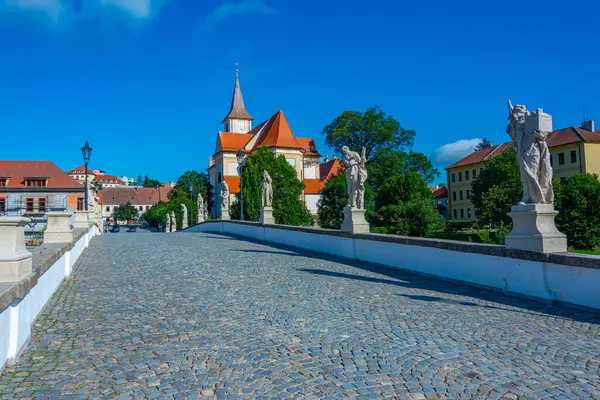 Çek Cumhuriyeti Namest nad Oslavou 'daki Barok taş köprüsü ve kutsal haç kilisesi.