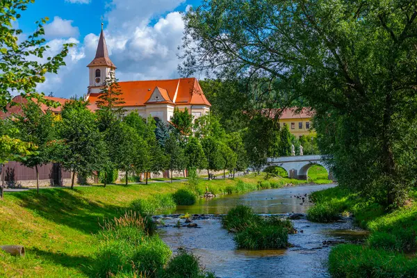 Çek Cumhuriyeti Namest nad Oslavou 'daki Barok taş köprüsü ve kutsal haç kilisesi.