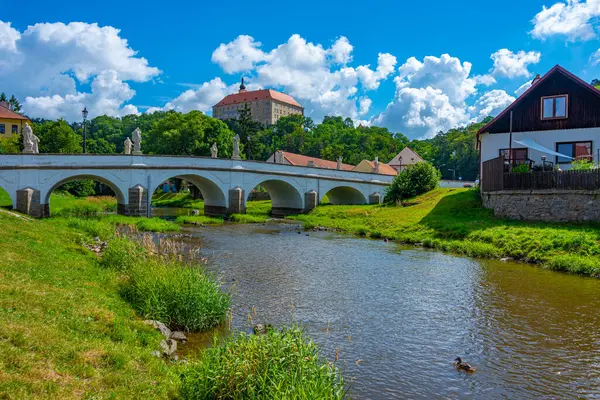 Çek Cumhuriyeti Namest nad Oslavou 'daki Barok taş köprüsü ve kalesi.