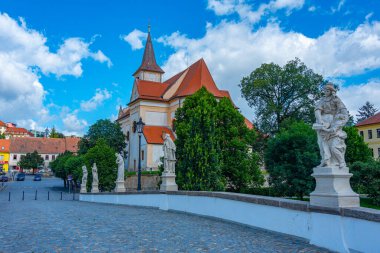 Çek Cumhuriyeti Namest nad Oslavou 'daki Barok taş köprüsü ve kutsal haç kilisesi.