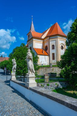 Çek Cumhuriyeti Namest nad Oslavou 'daki Barok taş köprüsü ve kutsal haç kilisesi.