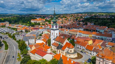 Çek Cumhuriyeti 'nin Trebic şehrinin yaz panoraması.
