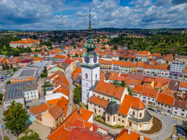 Çek Cumhuriyeti 'nin Trebic şehrinin yaz panoraması.