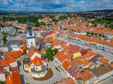 Çek Cumhuriyeti 'nin Trebic şehrinin yaz panoraması.