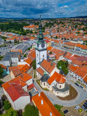 Çek Cumhuriyeti 'nin Trebic şehrinin yaz panoraması.