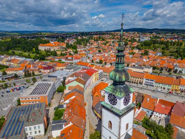 Çek Cumhuriyeti 'nin Trebic şehrinin yaz panoraması.