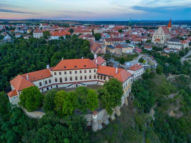 Çek Cumhuriyeti 'nin Znojmo kentinin günbatımı manzarası.