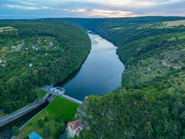 Çek Cumhuriyeti 'ndeki Znojmo barajının panorama görüntüsü.