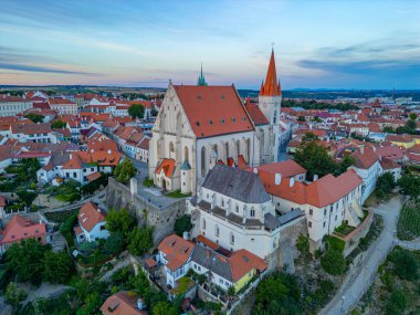 Çek Cumhuriyeti, Znojmo 'daki Aziz Niklas Kilisesi' nin gün batımı manzarası.