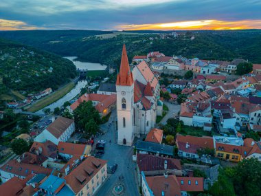 Çek Cumhuriyeti, Znojmo 'daki Aziz Niklas Kilisesi' nin gün batımı manzarası.