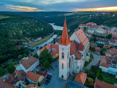 Çek Cumhuriyeti, Znojmo 'daki Aziz Niklas Kilisesi' nin gün batımı manzarası.
