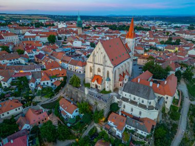 Çek Cumhuriyeti, Znojmo 'daki Aziz Niklas Kilisesi' nin gün batımı manzarası.