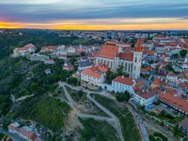 Çek Cumhuriyeti 'nin Znojmo kentinin günbatımı manzarası.