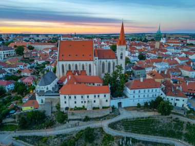Çek Cumhuriyeti, Znojmo 'daki Aziz Niklas Kilisesi' nin gün batımı manzarası.