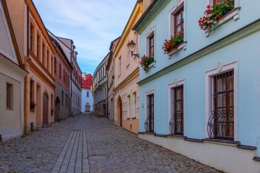 Çek Cumhuriyeti 'nin eski Znojmo kasabasındaki renkli bir caddenin gün batımı manzarası.