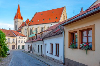 Çek Cumhuriyeti, Znojmo 'daki Aziz Niklas Kilisesi' nin gün batımı manzarası.