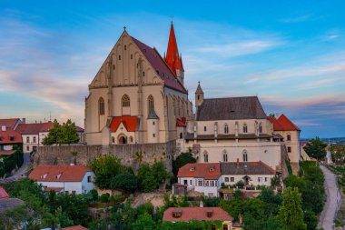 Çek Cumhuriyeti, Znojmo 'daki Aziz Niklas Kilisesi ve Saint Wenceslas Şapeli' nin gün batımı manzarası.