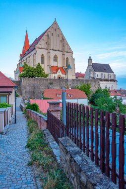 Çek Cumhuriyeti, Znojmo 'daki Aziz Niklas Kilisesi ve Saint Wenceslas Şapeli' nin gün batımı manzarası.