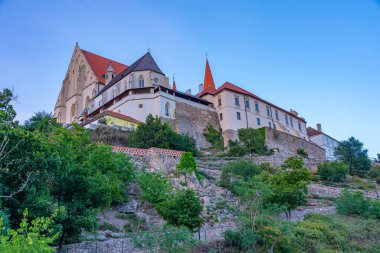 Çek Cumhuriyeti, Znojmo 'daki Aziz Niklas Kilisesi ve Saint Wenceslas Şapeli' nin gün batımı manzarası.