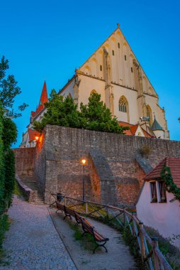 Çek Cumhuriyeti, Znojmo 'daki Aziz Niklas Kilisesi' nin gün batımı manzarası.