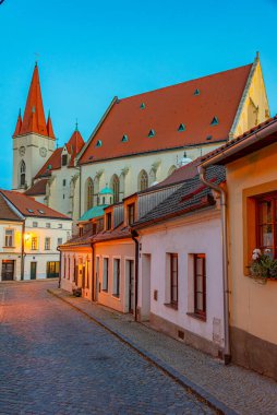 Çek Cumhuriyeti, Znojmo 'daki Aziz Niklas Kilisesi' nin gün batımı manzarası.