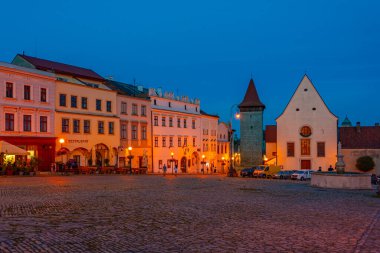Çek Cumhuriyeti 'nin Znojmo kentindeki Masarykovo namesti' nin günbatımı görüntüsü.