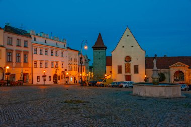 Çek Cumhuriyeti 'nin Znojmo kentindeki Masarykovo namesti' nin günbatımı görüntüsü.