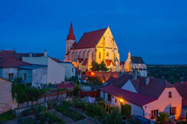 Çek Cumhuriyeti, Znojmo 'daki Aziz Niklas Kilisesi ve Saint Wenceslas Şapeli' nin gün batımı manzarası.