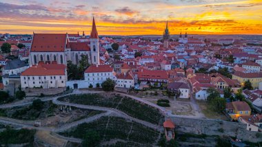 Çek Cumhuriyeti 'nin eski Znojmo kentinin gündoğumu manzarası.