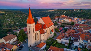 Çek Cumhuriyeti 'nin Znojmo kentindeki Aziz Niklas Kilisesi' nin gündoğumu.
