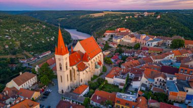 Çek Cumhuriyeti 'nin Znojmo kentindeki Aziz Niklas Kilisesi' nin gündoğumu.