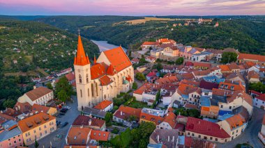 Çek Cumhuriyeti 'nin Znojmo kentindeki Aziz Niklas Kilisesi' nin gündoğumu.