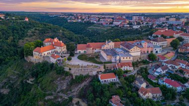 Çek Cumhuriyeti 'nin Znojmo kentindeki Kale' nin gün batımı manzarası.