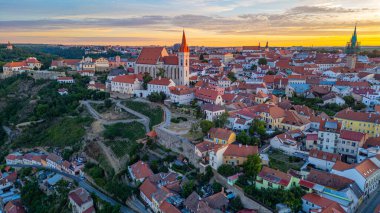 Çek Cumhuriyeti 'nin Znojmo kentindeki Aziz Niklas Kilisesi' nin gündoğumu.