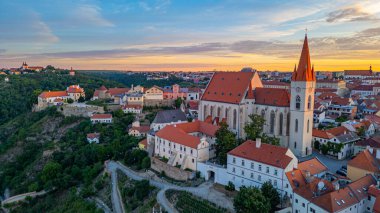 Çek Cumhuriyeti 'nin Znojmo kentindeki Aziz Niklas Kilisesi' nin gündoğumu.