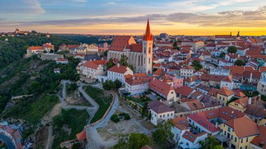 Çek Cumhuriyeti 'nin Znojmo kentindeki Aziz Niklas Kilisesi' nin gündoğumu.