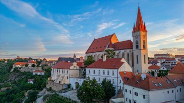 Çek Cumhuriyeti 'nin Znojmo kentindeki Aziz Niklas Kilisesi' nin gündoğumu.