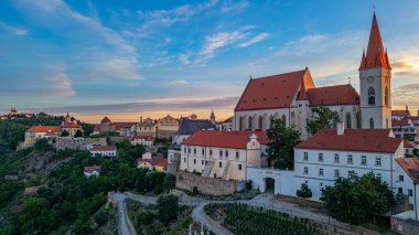 Çek Cumhuriyeti 'nin Znojmo kentindeki Aziz Niklas Kilisesi' nin gündoğumu.