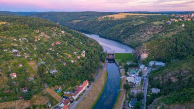 Çek Cumhuriyeti 'ndeki Znojmo barajının panorama görüntüsü.
