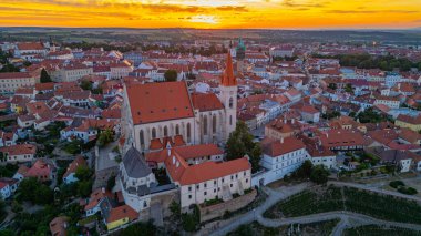 Çek Cumhuriyeti 'nin Znojmo kentindeki Aziz Niklas Kilisesi' nin gündoğumu.