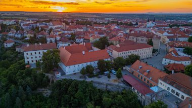 Çek Cumhuriyeti 'nin Znojmo merkezinin gündoğumu hava görüntüsü.