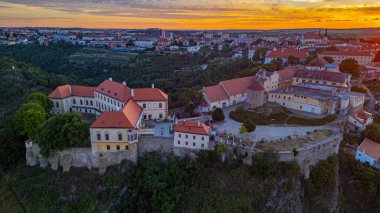 Çek Cumhuriyeti 'nin Znojmo kentindeki Kale' nin gün batımı manzarası.