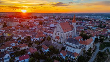 Çek Cumhuriyeti 'nin eski Znojmo kentinin gündoğumu manzarası.
