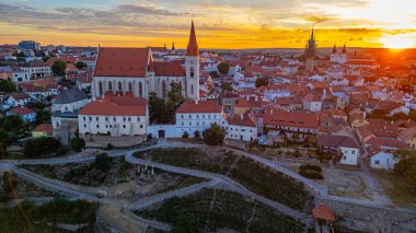 Çek Cumhuriyeti 'nin eski Znojmo kentinin gündoğumu manzarası.